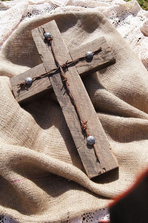 Barb Wire Crafts, Wood Crosses Diy, Open Air Market, Wooden Cross Crafts, Barbed Wire Art, Rustic Cross, Barn Wood Crafts, Wooden Crosses, Christian Crafts