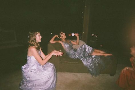 Prom Pictures Friends Aesthetic, Aesthetic Prom Pictures Vintage, Prom Aesthetic Friends Party, Prom Disposable Camera, Prom Friends Aesthetic, Prom Film Pictures, Disposable Camera Prom, Prom On Film, Aesthetic Prom Photos