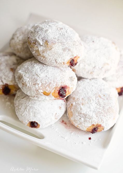 everyone loves a fresh jelly filled powdered doughnut and the best way to get one is to make it yourself Ice Cream Muffins, Jelly Doughnuts, Baked Doughnuts, Powdered Donuts, Homemade Jelly, Breakfast Pastries, Sticky Buns, Food Stall, Chocolate Filling