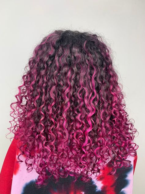 Magenta Highlights Curly Hair, Pink On Curly Hair, Curly Hair With Pink Tips, Pink Tips Curly Hair, Brown Hair Pink Highlights Curly, Pink Streaks In Curly Hair, Pink And Black Hair Curly, Dark Pink Hair Curly, Pink Highlights In Black Hair Curly