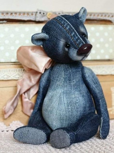 Denim Stuffed Animals Diy, Patchwork Teddy Bear, Återvinna Jeans, Memory Bears Pattern, Diy Sy, Teddy Bear Sewing Pattern, Denim Crafts Diy, Blue Jeans Crafts, Denim Quilt