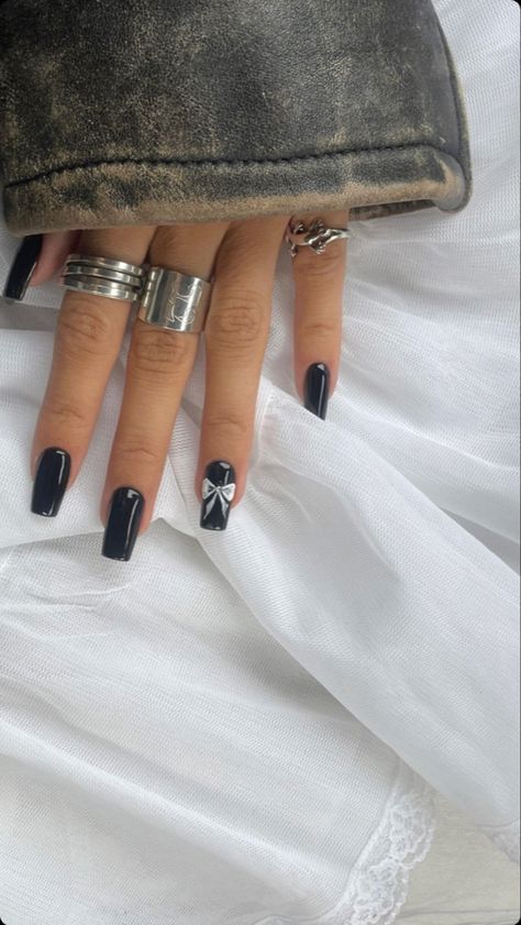 Acrylic Nails Dark Blue Design, Deftones Nails Aesthetic, Navy Blue Nails With Design, Navy Blue Nails Ideas, Dark Blue Nails Ideas, Dark Blue Nails With Design, Downtown Nails, Navy Blue Nail Ideas, Dark Blue Nail Designs