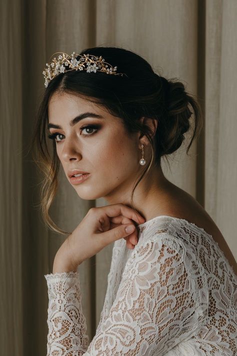 Goddess Hair Wedding, Tiara Hairstyles Wedding, Bridal Makeup Round Face, Bohemian Wedding Makeup, Bridal Hairstyles With Crown, Bridal Hair With Tiara, Bridal Hair With Crown, Wedding Hair With Crown, Wedding Hair With Tiara