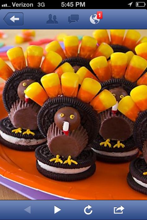 Small thanksgiving treats Oreo Turkey, Thanksgiving Turkey Cookies, Thanksgiving Desserts Kids, Cookies And Candy, Oreo Treats, Thanksgiving Candy, Turkey Treats, Thanksgiving Snacks, Turkey Cookies