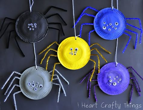 Cuter-than-they-are-Spooky Spiders! Spider Craft, Halloween Symbols, Spider Crafts, Thema Halloween, Craft Halloween, Halloween Kunst, Fun Halloween Crafts, Crafts Fall, Paper Plate Crafts