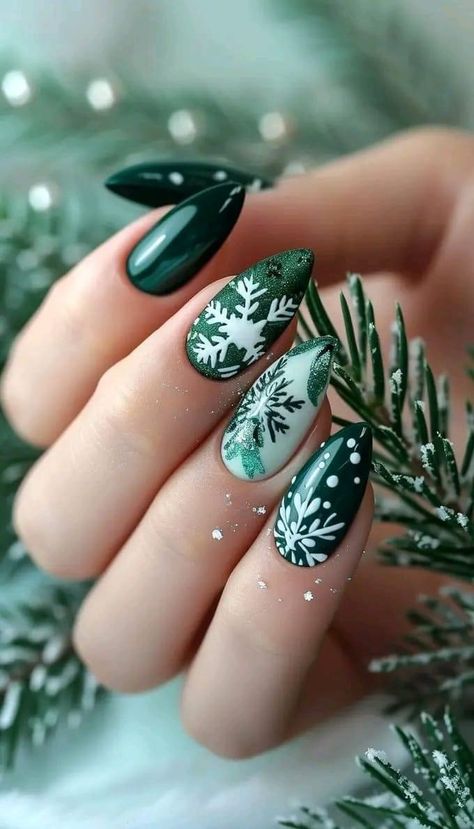 Christmas Naildesign, Nailart Winter, Nails Navidad, Classy Nail Art Ideas, Festive Nail Designs, Cute Christmas Nails, Holiday Nail Art, Blue Nail, Nail Swag