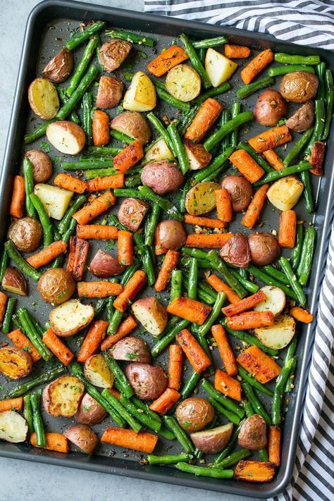 Garlic Herb Roasted Potatoes Carrots and Green Beans Roasted Potatoes And Carrots, Potatoes Green Beans, Resep Pasta, Carrots And Green Beans, Plats Healthy, Herb Roasted Potatoes, Cooking Herbs, Roasted Vegetable Recipes, Potatoes Carrots