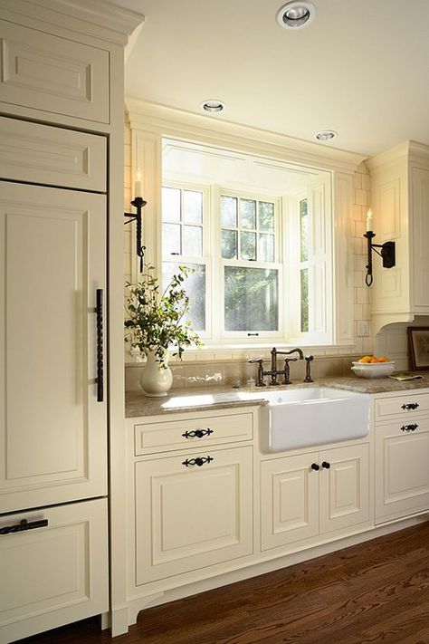 23 Elegant Cream Kitchen Cabinets To Get Inspiration | Interior God Cream Colored Kitchens, Cream Colored Kitchen Cabinets, Color Cabinets, Cream Kitchen Cabinets, Farmhouse Kitchen Colors, Rustic Farmhouse Kitchen Cabinets, Country Kitchen Cabinets, Casa Country, Farmhouse Kitchen Cabinets