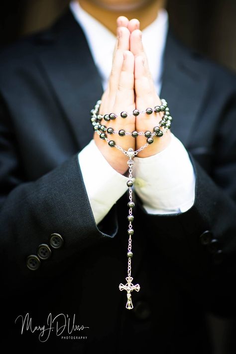 First Communion Photoshoot, Communion Picture Ideas, First Communion Photo Ideas, Communion Pictures Ideas Boy, First Communion Photoshoot Boys, Communion Photo Ideas, Boy Communion Photos, Boys First Communion, First Communion Decorations