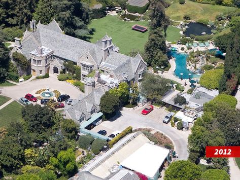 Playboy Mansion is Unrecognizable Amid Serious Construction Playboy Mansion, Green Scenery, Mansion Designs, House Plans Mansion, Famous Houses, Mansion Floor Plan, Building Furniture, Celebrity Houses, Sims House