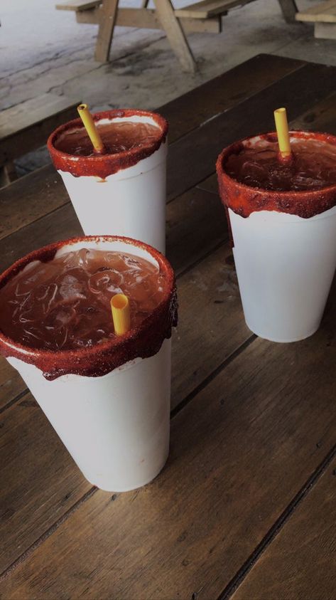 Michelada Aesthetic, Alcohol Pictures, Mexican Treats, Alcohol Party, Michelada, Junk Food Snacks, Cool Small Tattoos, Pretty Drinks, Recipes From Heaven