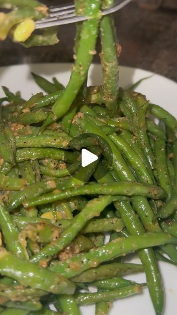 Venise Tharpe on Instagram: "😋 Garlic Butter Sautéed Green Beans!!! FYE! #reels #viral #explore #explorepage #goodfood #foodie #veggies #family" Peruvian Green Beans, Fresh String Bean Recipes, How To Cook Green Beans On The Stove, Best Green Bean Recipe, Garlic String Beans Recipe, Sautéed Vegetables Recipes, String Beans, Garlic Butter Green Beans, String Beans Recipe Sauteed