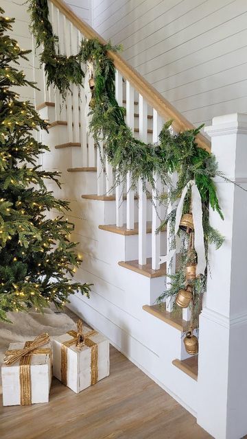 Stair Case Garland Ideas, Christmas Tree By Stairs, Pine Garland Staircase, Garland On Stairwell, Garland And Ribbon On Stairs, Christmas Tree By Staircase, Stair Case Christmas Decorations, How To Hang Garland On Stairs, Christmas Stairs Decor