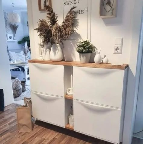 Ikea Trones, Ikea Shoe Cabinet, Vstupná Hala, Boho Space, Home Hall Design, Ikea Decor, Ikea Hack Ideas, Ikea Furniture Hacks, Hallway Ideas Entrance