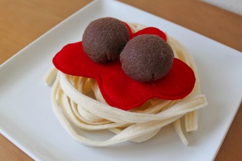 Food Spaghetti, Play Kitchen Food, Felt Food Diy, Felt Food Patterns, Spaghetti Meatballs, Pretend Play Food, Felt Play Food, Pretend Food, Felt Books