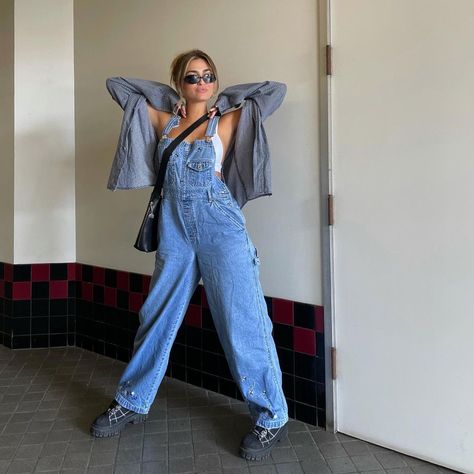 Dungarees Aesthetic, Dungarees Outfit Aesthetic, Denim Dungarees Outfit, Overalls Outfit Aesthetic, Dungaree Outfit, Overalls Fashion, Overalls Outfit, Denim Dungarees, Streetwear Fashion Women