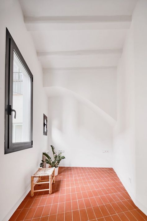 Terracota Tile, Red Tile Floor, Atelier Interior, Terracotta Floor Tiles, Entryway Modern, Blue Ceilings, Red Floor, Terracotta Floor, Mudroom Design