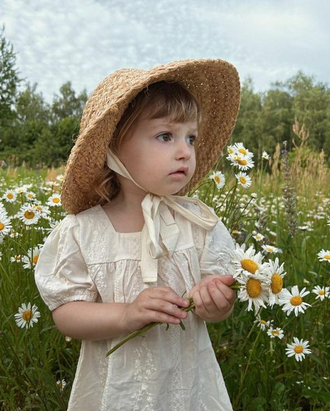 Cottage Core Garden, Child Portrait, Spring Inspo, Fall Fest, Cottagecore Outfits, Baby Summer, Shower Inspiration, Cottagecore Style, Minky Baby Blanket