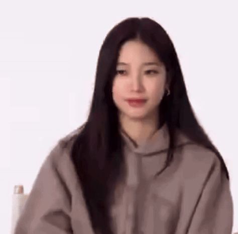 Kazuha Gif, Le Sserafim Kazuha, Baby Cheetahs, Cheetahs, Long Black Hair, Kpop Icons, Animated Gif, Cool Gifs, Black Hair