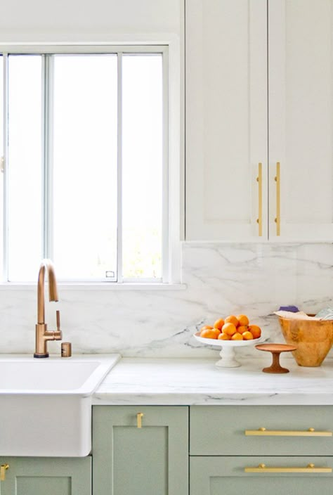 White kitchen with marble backsplash and gold details and accents Dapur Ikea, Farrow And Ball Kitchen, White Marble Kitchen, Kitchen Ikea, Kabinet Dapur, Herringbone Backsplash, Kitchen Colour Schemes, Classic Kitchen, Gold Kitchen