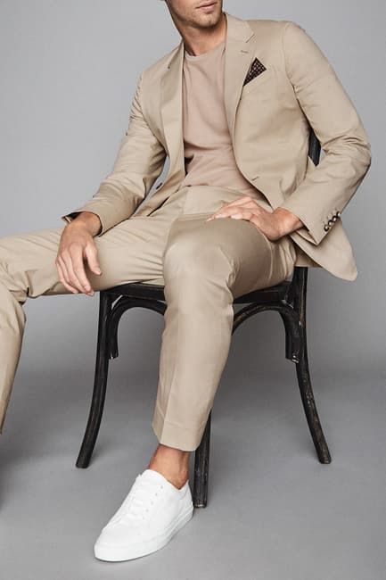 Modern Groom Attire Classy, Suit And Sneakers Men Outfits, Beige Suit Men, Beige Outfit Men, Tan Shoes Men, Suits And Sneakers, Mens Business Casual Outfits, Tan Suit, Beige Suits