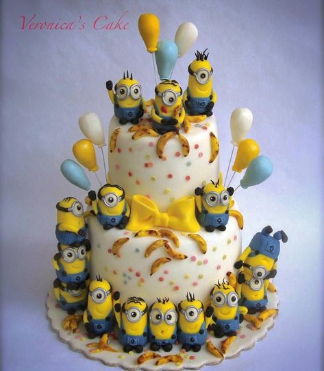 Get ready to smile with this hilarious and joyful cake inspired by everyone's favorite little yellow characters. Perfect for any celebration, this cake is sure to bring laughter and happiness to the party. Minion Cake Design, Minion Party Theme, Cake Minion, Minion Funny, Yellow Characters, Minion Cakes, Minions Cake, Cake Designs For Kids, Cookie Recipes Decorating