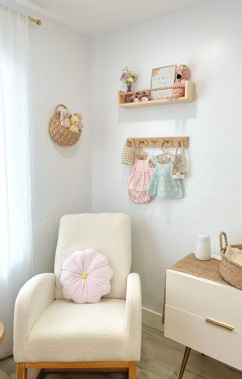 Our Boho Nursery Bookshelf is a beautiful and practical way to accent your child's space. As a mother of 3 little ones I do all that I can to encourage and inspire them to read. I installed a shelf by each of there beds so they would have easy access to there favorite books. Nordic Bookshelf, Bookshelves Floating, Macrame Nursery Decor, Wall Bookshelves Kids, Nursery Decor Gender Neutral, Bookshelf Wood, Hanging Spice Rack, Macrame Nursery, Wall Bookshelf