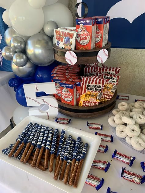 Dodger Party Decorations, Dodger Invitations Birthday, Mlb Party Ideas, Dodger Baseball Birthday Party, Dodger Centerpieces Ideas, Yankees Theme Birthday Party, Dodger Theme Party, Mets Theme Birthday Party, Food For Baseball Themed Party