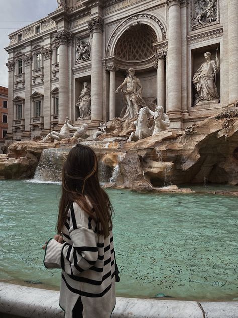 Italy rome Fontana Di Trevi Photo Ideas, Outfits Italia, Rome Italy Photography, Rome Outfits, Rome Photography, Italy Winter, Italy Travel Photography, Summer Abroad, Rome Itinerary