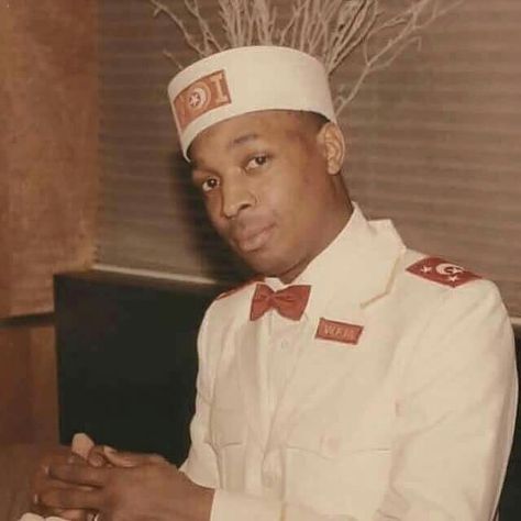 Legendary leader of Public Enemy Chuck D in his Fruits of Islam uniform. Chuck D, Nation Of Islam, Photo Museum, History Of Hip Hop, Hip Hop World, Hip Hop Classics, Black Panther Party, Real Hip Hop, Vintage Black Glamour