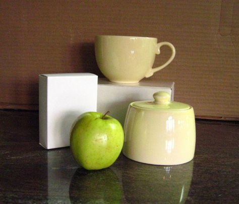 Example of fairly simple still life set up. Draw Still Life, Sketch Training, Fruit Study, Object Study, Still Life Pictures, Life Drawing Reference, Draw Shapes, Object Photography, Color Study