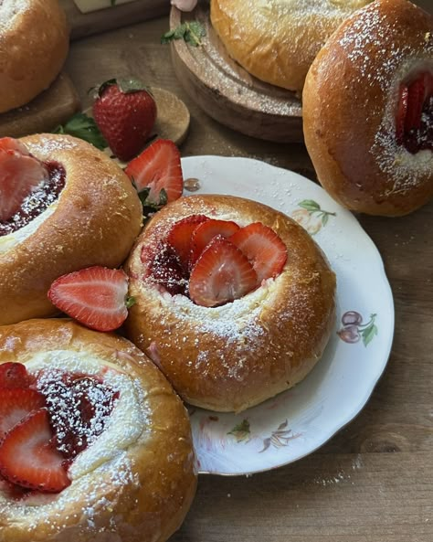 Strawberry cheesecake brioche Strawberry Brioche, Brioche Recipe, Strawberry Bread, Homemade Strawberry Jam, Brioche Bread, Cinnamon Butter, Tiramisu Recipe, Brioche Buns, Chocolate Chip Muffins