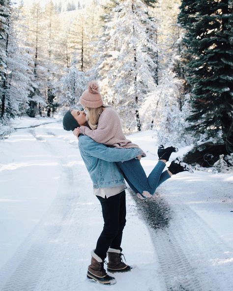 Alena Petkov Manuylov @missbrunetka couples snow photography inspo The Holiday Swap Book Aesthetic, Mistletoe Aesthetic Kiss, Under The Mistletoe Aesthetic, Couples Kissing Under The Mistletoe, Kissing Under Mistletoe, Boyfriend Poses, Kiss Me Under The Mistletoe, Bookstagram Photos, Sports Style Girl