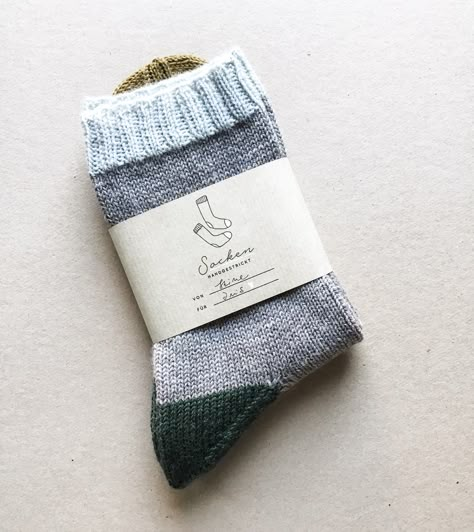 Freebie: Banderole für selbstgestrickte Socken zum Selberdrucken. Perfekt für Geschenke, damit der/die Beschenkte direkt weiß, wie das gute Stück gepflegt werden sollte und lange Freude an den Strümpfen hat. :) Knitting Socks, Socks, Sewing, Knitting