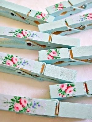 Nice and easy and so pretty. Clothespin Art, Styl Shabby Chic, Shabby Chic Decorating, Decoration Shabby, Ideas Cumpleaños, Pin Crafts, Shabby Chic Crafts, Shabby Chic Bedroom, Shabby Chic Bedrooms