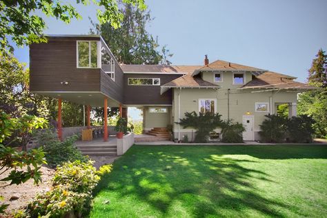 If we ever decide to build an addition, it would have to be on stilts off our master bedroom... Looks like a big project, but fun! Ranch House Addition, Sunroom Extension, Master Suite Addition, L Shaped House, Bedroom Addition, Low Cost Housing, House Addition, Carport Garage, Room Addition