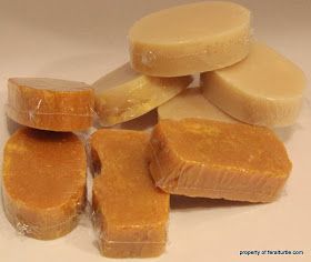 Shampoo Bar Recipe, Diy Soap Bars, Savon Diy, Solid Shampoo Bar, Diy Shampoo, Shampoo Bars, Homemade Soap Recipes, Solid Shampoo, Diy Cosmetics