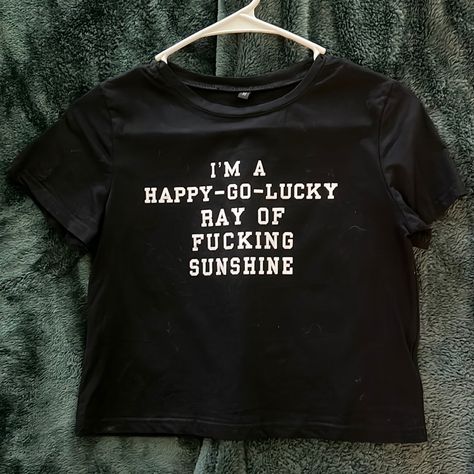 Brand New Never Worn Size Medium Funny Happy Go Lucky Crop Tee Warning - Profanity On Shirt Dark Graphic Tees, Funny Graphic Tees For Women, Unhinged Tshirts, Inappropriate Outfits, Imp Oc, Smartass Shirts, Silly Shirts, Funny Crop Tops, Funny Clothes