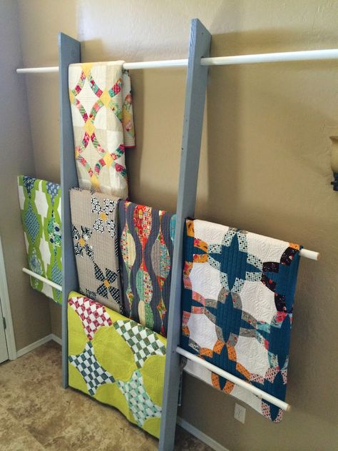 How To Display Quilts At Craft Show, Ways To Display Quilts, Quilt Display Racks, Quilt Shop Displays, Displaying Quilts, Display Quilts, Quilt Racks, Quilt Hanging, Quilt Ladder