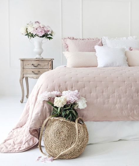 Pink Bedspread, French Bedroom, House Bedrooms, Woman Bedroom, Kid Room, Girl Bedroom Decor, Pink Bedroom, Cabin Life, Pink Room