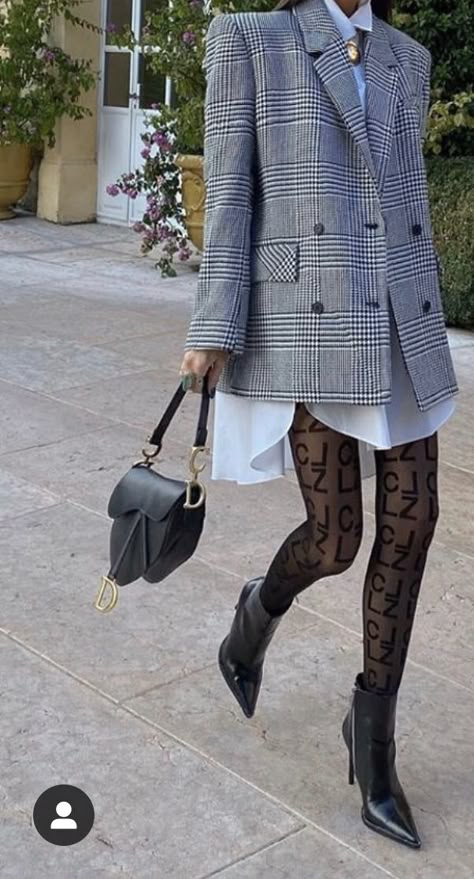 Classy Turtle Neck Outfit, Knee High Tights Outfit, Chic Work Outfits Women Winter, Button Vest Outfits, Silk Blazer Outfit, White Collared Shirt Outfit, Long Blazer Outfit, Mode Zara, Mode Casual