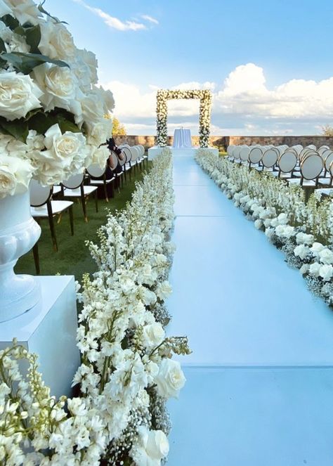 All White Wedding Venue Decor, Wedding Venues Aisle, Wedding Ceremony Venues Outdoor, Baby Breath Down The Aisle, White Wedding Decor Elegant Outdoor, White Rose Themed Wedding, White And Green Themed Wedding, White Rose Decor Wedding, Outside Wedding Ideas Spring