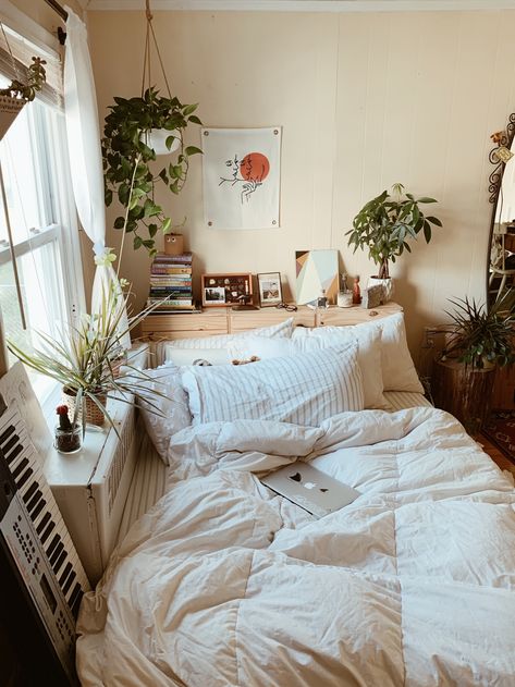 Matcha Bedroom Ideas, Calming Bedroom Decor Cozy, Minalistic Bedroom Aesthetic, Cute Minimalistic Bedroom, Calm Bedroom Decor Ideas, Small Comfy Bedroom, Small Plant Bedroom, Minimalistic Bedroom Plants, Bedroom With Piano