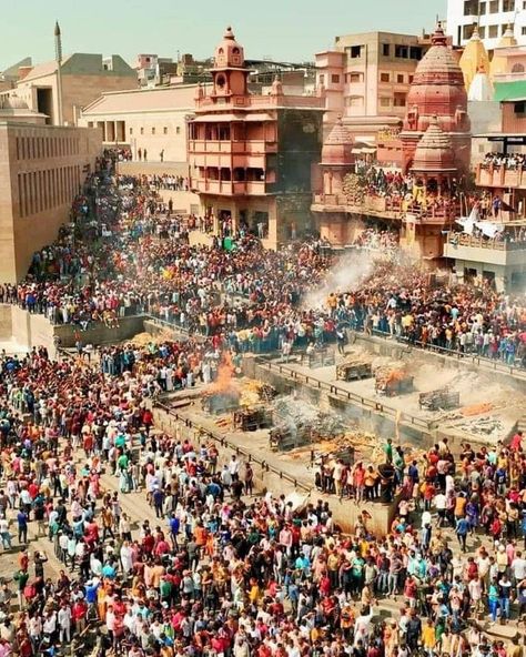 Traditions of Varanasi - "Masan Ki Holi" Mythologically, Lord Shiva celebrates Holi with his devotees at Kashi Vishwanath temple after coming here with Goddess Parvati on the occasion of Rangbhari Ekadashi. Since lord shiva's ganas were not able to play holi with him on Rangbhari Ekadashi,He,the lord himself, comes next day to play holi with them on manikarnika ghat. This holi is called Masan ki Holi and it's played with pyre ash on cremation ground. It is an age-old tradition of the city Masan Holi Varanasi, Shiv Bhagwan, Manikarnika Ghat, Kashi Vishwanath Temple, Kashi Vishwanath, Goddess Parvati, Paper Crafts Diy Kids, Varanasi, Lord Shiva