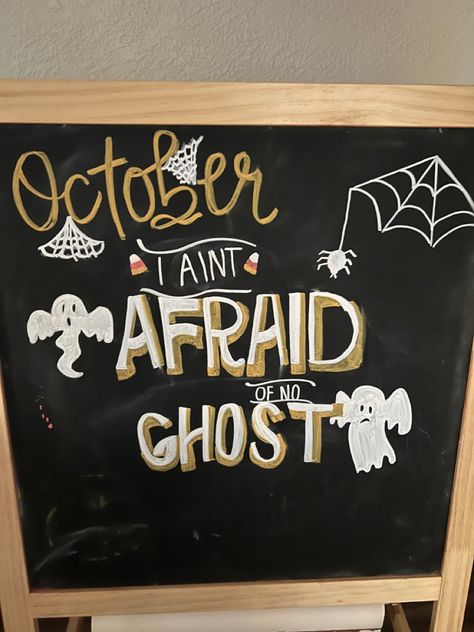 Halloween, ocotber October Chalkboard Art, October Chalkboard, Diy Tattoos, Welcome October, Halloween Chalkboard, October Calendar, Chalk It Up, Chalkboard Ideas, Board Art