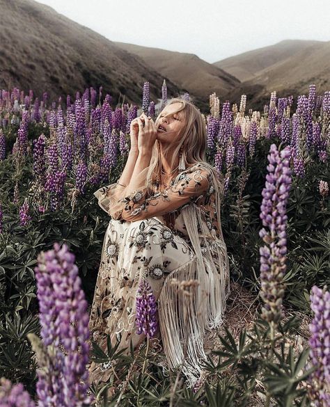 Field Editorial, Elegance Photography, Bohemian Photoshoot, Mode Poses, Boho Photoshoot, Wow Photo, Bohemian Diesel, Mode Editorials, Festival Bride