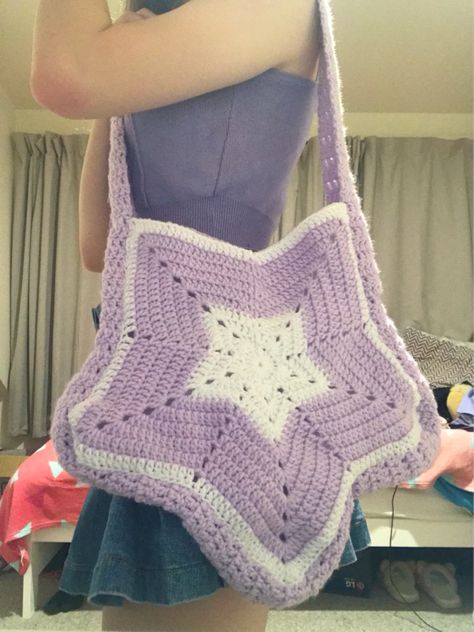 pattern on my insta @starwberrymeii.crochet Crochet Mini Pouch Coin Purses, Crochet Star Ideas, How To Crochet A Star Bag, Star Crochet Ideas, Cool Crochet Clothes, Star Bag Crochet Pattern, Crochet Star Bag Pattern, Wool Crochet Projects, Alt Crochet Projects