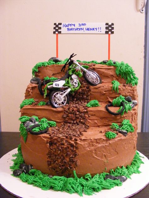 Boy's Motorbike Cake - I was asked to make a cake to do with motorbikes for a little boy's third birthday.  I saw this online and just had to try! Motorbike Birthday Cake, Motorcycle Cake Kids, Motorbike Cake Kids, Dirt Bike Cakes For Boys, Birthday Cake Motorcycle, Dirt Bike Cake Ideas, Dirt Bike Birthday Cake, Motorbike Cakes, Motocross Cake