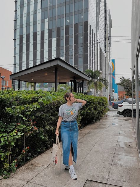 Long Denim Skirt With Sneakers, Simple Ootd Philippines, Denim Skirt And Sneakers Outfit, Ootd Totebag, Denim Skirt With Sneakers, New Balance 530 Outfit, Skirts With Sneakers, Sporty Chic Outfits, Jean Skirt Outfits