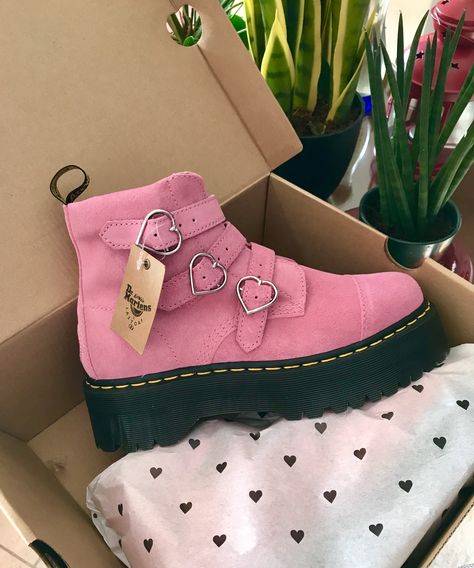 Pink Alternative Fashion, Girls Shoes Teenage, Grunge Looks, Alt Outfits, Lazy Oaf, Pink Boots, Shoe Inspo, Swag Shoes, Birthday Wishlist